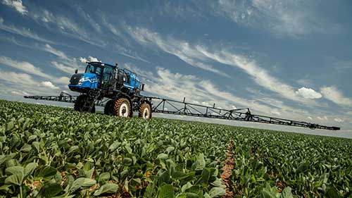New Holland lança na Agrishow nova linha de pulverizadores, drone e solução de pulverização seletiva com IA