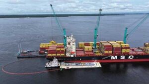 Operação inédita de abastecimento simultâneo de navio cargueiro é realizada no Super Terminais, em Manaus