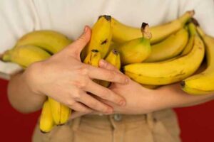 Abril é época de banana: conheça os benefícios e curiosidades da fruta tropical mais querida do Brasil