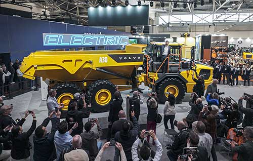 Volvo CE exibe na Europa o primeiro caminhão articulado elétrico do mundo, com zero emissões