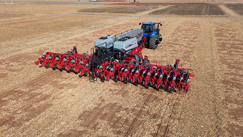 Kuhn do Brasil lança novas máquinas e tecnologia de sistema de direção nas 4 rodas na Agrishow 2025