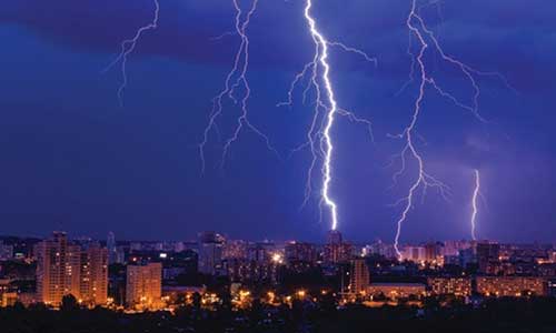 Schneider Electric alerta sobre riscos elétricos durante chuvas intensas e reforça importância da proteção energética