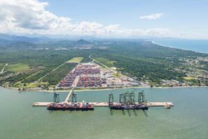 Com dragagem bilionária para receber navios gigantes na Baía da Babitonga, SC mira protagonismo no comércio exterior; especialista avalia impactos