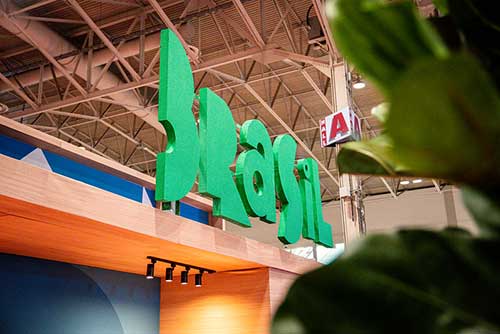 A partir da próxima segunda-feira, 19 de maio, Xangai será sede de mais uma edição da SIAL China, uma das maiores e mais relevantes feiras de alimentos e bebidas do mundo. Organizada pela Agência Brasileira de Promoção de Exportações e Investimentos (ApexBrasil), a participação brasileira contará com uma delegação de 53 empresas nacionais que irão apresentar, no Pavilhão Brasil, a diversidade e a qualidade da produção alimentícia brasileira. O evento, que vai até o dia 21, é reconhecido por reunir os principais players do setor e oferecer grandes oportunidades de expansão no mercado asiático.