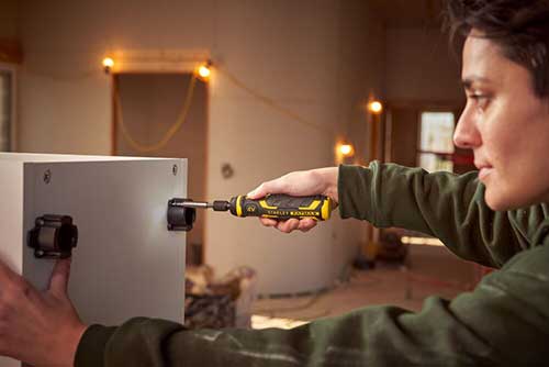 Conheça a nova parafusadeira elétrica compacta da STANLEY