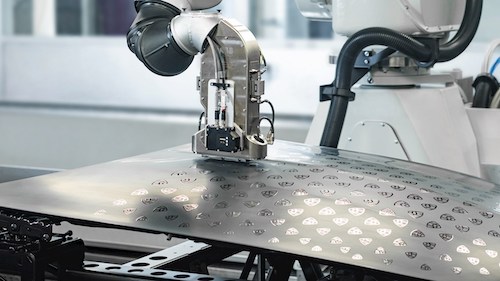 PixelPaint da ABB traz acabamentos de pintura exclusivos e sustentáveis para a fábrica da Mercedes-Benz em Sindelfingen