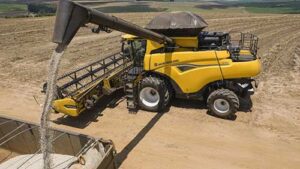 Azul Agro promove lançamento da nova colheitadeira CR7 da New Holland e amplia operações em Goiás
