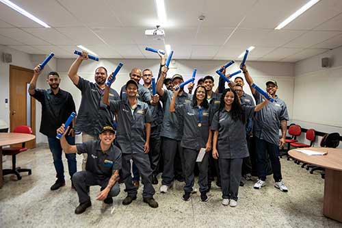 Desempenho positivo da indústria de máquinas impulsiona crescimento do emprego, e setor investe na formação da própria mão-de-obra