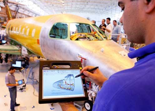  Embraer adquire equipamento de ponta para digitalizar acervo de seu Arquivo Central de Desenhos da Engenharia