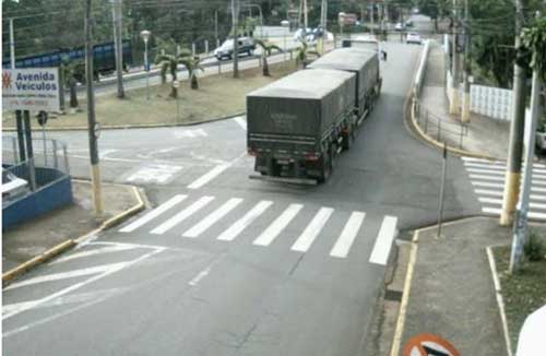 Observa: Tecnologia brasileira organiza o tráfego de caminhões em 10 cidades e reduz riscos causados por rotas indevidas