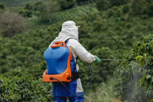 Jacto apresenta lançamentos para poda e o novo pulverizador costal a bateria mais confortável da categoria, com formato ergonômico e redução de até 30% da carga sobre os ombros do produtor.