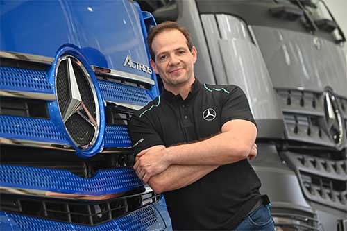Actros despeja potência de 1.250 cavalos nas pistas da Copa TruckA elevada potência de 1.250 cv a 3.500 rpm do motor Mercedes-Benz do Actros nas pistas da Copa Truck é quase três vezes maior em relação a um caminhão de série utilizado no transporte de carga. O torque máximo chega a 5.500 Nm a 2.000 rpm nas competições, mais que o dobro frente aos modelos dos clientes. Dessa forma, o Actros despeja muita potência para obter altas velocidades nas pistas dos autódromos, que chegam a mais de 200 km/h, e utiliza o alto torque para ultrapassagens e retomadas, o que é essencial para os pilotos da Copa Truck. Telemetria dos caminhões de transporte para os caminhões de corrida Entre as soluções digitais da Mercedes-Benz disponíveis para caminhões destaca-se o sistema de telemetria Fleetboard, ferramenta que traz benefícios aos clientes na gestão da frota e de seus motoristas. Esse serviço também oferece mais segurança para o veículo e a carga, monitoramento em tempo real, apoio à recuperação no caso de roubo e bloqueio com as modalidades Fleetboard Security e Security Sat. Os recursos da telemetria são aplicados também nos caminhões de corrida, ajudando a equipe de box a monitorar dados essenciais do Actros durante os treinos classificatórios e as corridas. Suas informações são vitais para o melhor desempenho dos caminhões e dos pilotos no comando de seus veículos. MirrorCam é inovação pioneira da Mercedes-Benz na Copa Truck Apresentado nos caminhões Actros da ASG no ano passado, a Mercedes-Benz novamente leva para a Copa Truck deste ano o MirrorCam, inovadora solução da marca que utiliza duas câmeras no alto da cabina, uma de cada lado, que captam e transmitem as imagens externas para duas telas digitais internas. Este moderno sistema substitui os retrovisores convencionais. Disponível como opcional para o Actros de transporte, o MirrorCam recebe adequações mecânicas e eletrônicas para uso em corridas. Este trabalho é executado para a ASG pelo Custom Tailored Center (CTC), área de customização de veículos da Mercedes-Benz do Brasil. “Algumas funcionalidades eletrônicas do MirrorCam não são necessárias para as pistas de corrida. No entanto, mantivemos vantagens em termos de aerodinâmica das câmeras compactas, o que pode trazer preciosos ganhos de segundos e metros de diferença em relação aos outros competidores”, diz Jefferson Ferrarez. “Outro ponto muito positivo para os pilotos do Actros é que o MirrorCam oferece um excelente padrão de imagem nas telas digitais, sem as vibrações oriundas das irregularidades das pistas e dos motores de alta potência, muito comuns nos espelhos retrovisores. E mais, o MirrorCam oferece uma imagem excelente mesmo nos dias de chuva, livrando-se dos efeitos de respingos nos retrovisores comuns”.