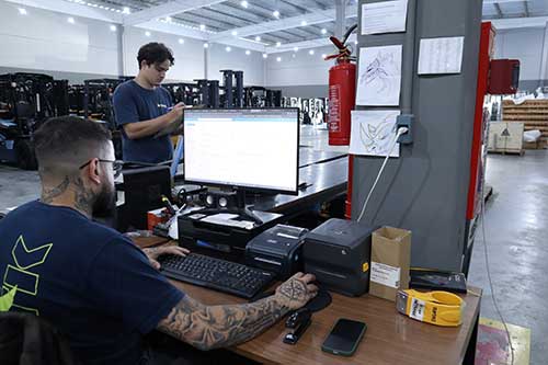 Empresa do setor de empilhadeiras revoluciona o mercado com vendas 100% digitais e suporte remoto