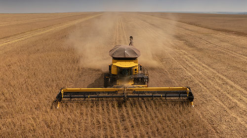 New Holland leva à Bahia Farm Show a nova CR10, maior colheitadeira fabricada no Brasil