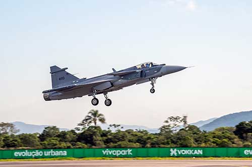  Saab entrega 10º caça Gripen para o Brasil