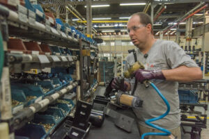 Precisão que vem do tato: montador com deficiência visual atua na linha de montagem de tratores na fábrica da AGCO