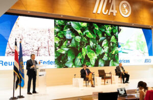 Na declaração, as Federações Agrícolas das Américas concordaram com uma visão compartilhada que destaca o papel central dos produtores na transformação dos sistemas alimentares, a promoção da inovação para o comércio, a gestão sustentável dos solos, o uso de sementes de qualidade e uma nova narrativa que posicione o setor agrícola como uma solução aos desafios globais por suas contribuições significativas para a segurança alimentar, mediante parcerias público-privadas e decisões baseadas em ciência. Além disso, a FECAGRO solicitou o apoio do IICA para estabelecer uma rede com as Federações Agrícolas das Américas a fim de criar espaços de articulação técnica e política em temas de interesse comum, bem como cooperação técnica nas prioridades incluídas na declaração e a continuidade na construção de pontes com os produtores das Américas para a geração de políticas públicas integradas. A abertura do encontro esteve a cargo do Vice-Ministro da Agricultura da Costa Rica, Fernando Vargas; o Presidente da FECAGRO, Francisco José González; e o Diretor Geral do IICA, Manuel Otero. “Somente por meio de uma cooperação eficaz, um diálogo constante e uma visão compartilhada poderemos garantir que a agricultura continue sendo um pilar da segurança alimentar e do desenvolvimento sustentável das Américas e do mundo”, ressaltou o Vice-Ministro Vargas. O Presidente da FECAGRO destacou, por sua vez, que o continente americano é líder em produção e exportação de alimentos, com um setor agrícola dinâmico que gera empregos, investimentos e desenvolvimento, ressaltando a necessidade de uma voz hemisférica unificada com princípios técnicos e visão estratégica para ter influência em foros globais e fortalecer a coordenação público-privada para enfrentar desafios comuns e projetar uma agenda compartilhada. “As Américas abastecem o mundo: produzimos 30% dos alimentos consumidos globalmente, e por trás dessa capacidade produtiva há mais de 20 milhões de produtores. O setor agrícola das Américas representa milhões de decisões empresariais que geram emprego, integram territórios rurais e apostam na inovação. A competitividade do setor não depende só do trabalho no campo, mas também de regras de comércio justas, estruturas regulatórias baseadas em ciência e acesso à tecnologia”, explicou González. Otero, por sua vez, mencionou que é necessária “uma defesa estratégica e racional do setor agropecuário nas Américas”, por seu papel como avalista da segurança alimentar mundial e da sustentabilidade ambiental. “Gostemos ou não, o setor agrícola das Américas é e continuará sendo, por décadas, um ator fundamental da segurança alimentar global”, disse.
