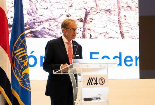 Na declaração, as Federações Agrícolas das Américas concordaram com uma visão compartilhada que destaca o papel central dos produtores na transformação dos sistemas alimentares, a promoção da inovação para o comércio, a gestão sustentável dos solos, o uso de sementes de qualidade e uma nova narrativa que posicione o setor agrícola como uma solução aos desafios globais por suas contribuições significativas para a segurança alimentar, mediante parcerias público-privadas e decisões baseadas em ciência. Além disso, a FECAGRO solicitou o apoio do IICA para estabelecer uma rede com as Federações Agrícolas das Américas a fim de criar espaços de articulação técnica e política em temas de interesse comum, bem como cooperação técnica nas prioridades incluídas na declaração e a continuidade na construção de pontes com os produtores das Américas para a geração de políticas públicas integradas. A abertura do encontro esteve a cargo do Vice-Ministro da Agricultura da Costa Rica, Fernando Vargas; o Presidente da FECAGRO, Francisco José González; e o Diretor Geral do IICA, Manuel Otero. “Somente por meio de uma cooperação eficaz, um diálogo constante e uma visão compartilhada poderemos garantir que a agricultura continue sendo um pilar da segurança alimentar e do desenvolvimento sustentável das Américas e do mundo”, ressaltou o Vice-Ministro Vargas. O Presidente da FECAGRO destacou, por sua vez, que o continente americano é líder em produção e exportação de alimentos, com um setor agrícola dinâmico que gera empregos, investimentos e desenvolvimento, ressaltando a necessidade de uma voz hemisférica unificada com princípios técnicos e visão estratégica para ter influência em foros globais e fortalecer a coordenação público-privada para enfrentar desafios comuns e projetar uma agenda compartilhada. “As Américas abastecem o mundo: produzimos 30% dos alimentos consumidos globalmente, e por trás dessa capacidade produtiva há mais de 20 milhões de produtores. O setor agrícola das Américas representa milhões de decisões empresariais que geram emprego, integram territórios rurais e apostam na inovação. A competitividade do setor não depende só do trabalho no campo, mas também de regras de comércio justas, estruturas regulatórias baseadas em ciência e acesso à tecnologia”, explicou González. Otero, por sua vez, mencionou que é necessária “uma defesa estratégica e racional do setor agropecuário nas Américas”, por seu papel como avalista da segurança alimentar mundial e da sustentabilidade ambiental. “Gostemos ou não, o setor agrícola das Américas é e continuará sendo, por décadas, um ator fundamental da segurança alimentar global”, disse.