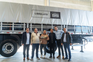 Librelato entrega o primeiro implemento rodoviário da campanha "Estrada de Prêmios"