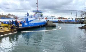 Simulado na travessia Santos-Guarujá testa resposta a vazamento de óleo no mar