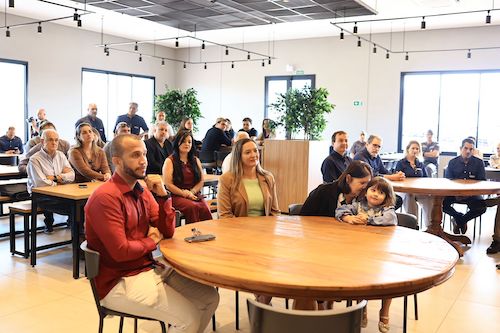 A Sergomel, referência na fabricação de equipamentos para transporte rodoviário, canavieiro e florestal, acaba de inaugurar um restaurante para seus colaboradores. “Ao todo serão servidas 400 refeições por dia, sendo café da manhã, almoço, café da tarde e jantar”, afirma Elaine Gomes, diretora de Marketing da Sergomel, sediada em Sertãozinho, interior de São Paulo. A obra levou nove meses para ser concluída. Numa área total de 1.200 m², foram construídos refeitório, sala de entretenimento com mesas de bilhar, de baralho e pebolim, salas de tv e de descanso com varanda, banheiros e vestiários. O espaço conta, ainda, com paisagismo agradável, com pés de jabuticabas que embelezam e tornam o local mais acolhedor. “Os ambientes são climatizados e, para melhor atender à toda essa estrutura, a Sergomel contratou 12 funcionários e conta com mais os prestadores indiretos de apoio a qualidade e compras, entre outros”, enfatiza Elaine. Durante a cerimônia de inauguração, o fundador da empresa, Osvaldo Gomes, destacou que se trata de um projeto diferenciado, e não um simples restaurante corporativo. “Alguns funcionários traziam almoço, outros compravam marmita, e outros nem tinham o que trazer de casa. Hoje, estamos aqui reunidos para celebrar essa grande conquista para a empresa e todos os nossos colaboradores. Trata-se de um espaço pensado e trabalhado com muita atenção e carinho, para oferecer um momento marcante no dia de trabalho de todos que se dedicam ao cumprimento dos compromissos assumidos pela empresa. Um lugar dedicado não somente a uma refeição de qualidade, mas também de qualidade e bem-estar de todos,” comemora Gomes. Na oportunidade, prestigiaram o evento autoridades do Município de Sertãozinho, entre elas: Cássia Guarneire Soares, vice-prefeita; Paulo Gallo, secretário de Desenvolvimento Econômico e Inovação; Nilton César Teixeira, presidente da Câmara; Rosana Amadeu, presidente do CEISE Br e Samuel Marquetti, presidente do Sindicato dos Metalúrgicos. Ainda, de acordo com Gomes, os aportes na construção do restaurante somam-se aos planos de expansão da empresa e estão pautados em novas tecnologias, processos e relançamento de produtos de alta performance, atendendo às expectativas de mercado. Mais informações através site: www.sergomel.com.br 