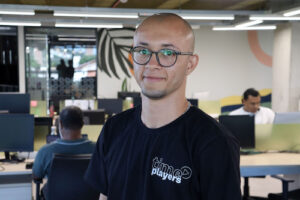 Parceria entre Instituto Ponte e Timenow amplia acesso à educação de qualidade para jovens em todo o Brasil