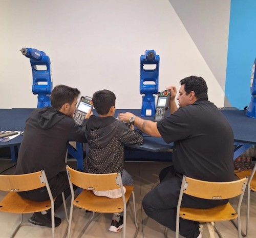Robôs da Yaskawa Motoman interagiram com o público-visitante da Tech Valley Summit 2025