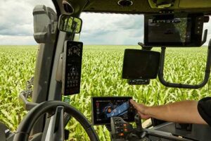 Alunos de escolas técnicas (ETECs) participam de aulas práticas com máquinas agrícolas com alta tecnologia da AGCO