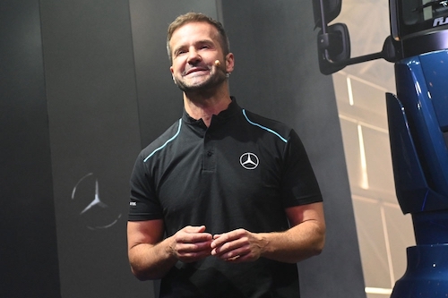 Mercedes-Benz revela novo Axor, ícone de sua linha de extrapesados que retorna ainda mais moderno, forte e robusto