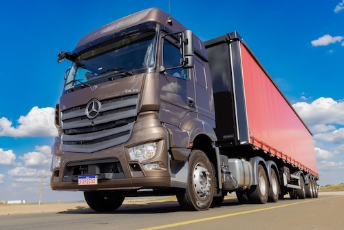 Mercedes-Benz revela novo Axor, ícone de sua linha de extrapesados que retorna ainda mais moderno, forte e robusto