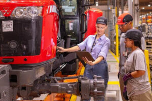 Liderança feminina ganha espaço em áreas técnicas e estratégicas da indústria de máquinas agrícolas