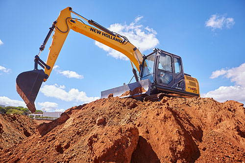New Holland Construction e Bamaq marcam presença na InfraBusiness 2025 com soluções que impulsionam o setor de construção em Minas