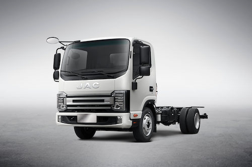  JAC estuda chegada ao mercado brasileiro de caminhões e marca presença no Congresso Fenabrave 2025