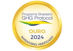 A SLC Agrícola foi reconhecida com o Selo Ouro do Programa Brasileiro GHG Protocol, a mais alta qualificação concedida a empresas que demonstram excelência na gestão e transparência de suas emissões de gases de efeito estufa. O reconhecimento pelo quarto ano seguido reforça o protagonismo da companhia na agenda climática e marca um avanço importante em sua trajetória rumo à neutralidade de carbono. A conquista é resultado de uma estratégia robusta e integrada que a SLC Agrícola vem adotando desde 2022, quando assumiu publicamente o compromisso de tornar suas operações neutras em emissões líquidas de carbono até 2030, considerando os escopos 1 e 2, que abrangem, respectivamente, as emissões diretas das atividades da empresa e as indiretas relacionadas ao consumo de energia elétrica. A governança climática da empresa está estruturada em múltiplos níveis. O Comitê de Auditoria Estatutário é responsável pela supervisão da matriz de riscos, incluindo os relacionados às mudanças climáticas, enquanto o Comitê ESG, criado em 2020, realiza reuniões bimestrais para discutir temas como adaptação climática, gestão ambiental e investimentos sociais. Desde o início desse compromisso, foram aprovadas iniciativas como visão de cenários climáticos, metas corporativas de emissões líquidas zero e de resíduos zero para aterro até 2029, além de estudos sobre o mercado de carbono e monitoramento de riscos climáticos. Além disso, a empresa explora oportunidades no mercado de carbono por meio de projetos REDD+ (Reducing Emissions from Deforestation and Forest Degradation) e ALM (Agricultural Land Management) voltados à proteção florestal e à agricultura regenerativa. A projeção de receita com créditos de carbono é de aproximadamente R$ 3 milhões por ano no médio e longo prazo. Para viabilizar essas iniciativas, a SLC Agrícola investiu R$ 3,2 milhões entre 2023 e 2024, incluindo o desenvolvimento de uma metodologia própria para cálculo de emissões e sequestro de carbono, o que amplia seu acesso a novos mercados e reforça sua posição estratégica frente à agenda climática. Para Álvaro Dilli, Diretor de RH, Sustentabilidade e TI da SLC Agrícola, o Selo Ouro representa um marco importante. “A transparência na divulgação das nossas emissões e remoções é essencial para avançarmos rumo à neutralidade de carbono. Esse reconhecimento reforça nosso papel como liderança no agronegócio sustentável”, afirma Dilli.