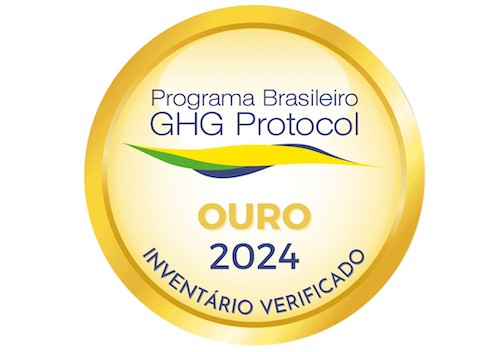 A SLC Agrícola foi reconhecida com o Selo Ouro do Programa Brasileiro GHG Protocol, a mais alta qualificação concedida a empresas que demonstram excelência na gestão e transparência de suas emissões de gases de efeito estufa. O reconhecimento pelo quarto ano seguido reforça o protagonismo da companhia na agenda climática e marca um avanço importante em sua trajetória rumo à neutralidade de carbono. A conquista é resultado de uma estratégia robusta e integrada que a SLC Agrícola vem adotando desde 2022, quando assumiu publicamente o compromisso de tornar suas operações neutras em emissões líquidas de carbono até 2030, considerando os escopos 1 e 2, que abrangem, respectivamente, as emissões diretas das atividades da empresa e as indiretas relacionadas ao consumo de energia elétrica. A governança climática da empresa está estruturada em múltiplos níveis. O Comitê de Auditoria Estatutário é responsável pela supervisão da matriz de riscos, incluindo os relacionados às mudanças climáticas, enquanto o Comitê ESG, criado em 2020, realiza reuniões bimestrais para discutir temas como adaptação climática, gestão ambiental e investimentos sociais. Desde o início desse compromisso, foram aprovadas iniciativas como visão de cenários climáticos, metas corporativas de emissões líquidas zero e de resíduos zero para aterro até 2029, além de estudos sobre o mercado de carbono e monitoramento de riscos climáticos. Além disso, a empresa explora oportunidades no mercado de carbono por meio de projetos REDD+ (Reducing Emissions from Deforestation and Forest Degradation) e ALM (Agricultural Land Management) voltados à proteção florestal e à agricultura regenerativa. A projeção de receita com créditos de carbono é de aproximadamente R$ 3 milhões por ano no médio e longo prazo. Para viabilizar essas iniciativas, a SLC Agrícola investiu R$ 3,2 milhões entre 2023 e 2024, incluindo o desenvolvimento de uma metodologia própria para cálculo de emissões e sequestro de carbono, o que amplia seu acesso a novos mercados e reforça sua posição estratégica frente à agenda climática. Para Álvaro Dilli, Diretor de RH, Sustentabilidade e TI da SLC Agrícola, o Selo Ouro representa um marco importante. “A transparência na divulgação das nossas emissões e remoções é essencial para avançarmos rumo à neutralidade de carbono. Esse reconhecimento reforça nosso papel como liderança no agronegócio sustentável”, afirma Dilli. 