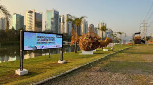 Lixômetro ultrapassa 100 mil toneladas de lixo flutuante coletadas no Rio Pinheiros Desde 2023, mais de R$ 169,4 milhões já foram gastos para limpeza do rio; painel instalado às margens do afluente apresenta semanalmente o número de resíduos coletados no rio