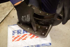 Como parte dos itens de segurança do veículo, o sistema de frenagem exige manutenção periódica e preventiva para garantir viagens seguras e sem imprevistos. Por isso, para evitar acidentes e prejuízos maiores, os condutores de caminhões devem estar especialmente atentos ao funcionamento dos freios. “O motorista, muitas vezes, consegue perceber quando há algo errado com o sistema de freios. É fundamental ficar atento a sinais que possam indicar possíveis falhas”, afirma Robson Andriel Lipniarski, consultor de Marketing de Produto da linha comercial da Fras-le. Segundo Lipniarski, o mau estado de componentes como pastilhas, discos, sapatas e pneus pode reduzir a eficiência do sistema de freios e até causar danos a outras partes do caminhão. O superaquecimento do sistema também deve ser evitado, pois, se ocorrer, pode comprometer os elementos de fricção, como pastilhas, discos, lonas e tambores. Para evitar danos não apenas ao sistema de freios, mas também à suspensão, aos pneus e a outros componentes, é fundamental respeitar o limite de carga. “O excesso de peso exige muito mais do caminhão e de seus sistemas, comprometendo o desempenho e acelerando o desgaste das peças”, comenta. Outro ponto importante que merece atenção e pode impactar a performance do freio é a pressão do ar do sistema pneumático. “Se a pressão não estiver regulada ou tiver algum vazamento, a frenagem será ineficiente”, adverte. Compressor, elemento secador, válvula reguladora de pressão e dutos precisam passar por manutenções periódicas para verificar se há problemas de vedação nas válvulas, acúmulo de água nos reservatórios de ar ou contaminação por óleo lubrificante do motor. Ao menor sinal de falha no sistema de freios, recomenda-se levar o caminhão à oficina para uma avaliação completa das peças, como lonas, pastilhas, discos e tambores. “Um diagnóstico precoce e completo pode evitar gastos desnecessários e danos mais graves”, conclui. Sobre a Fras-le – A Fras-le, líder mundial em materiais para fricção, é uma marca Frasle Mobility, com portfólio completo de pastilhas de freio, lonas e sapatas para automóveis, motos, veículos pesados, entre outras aplicações, como ferroviário e industrial, atende montadoras e mercado de reposição. Com fábricas para produção no Brasil, Estados Unidos, China, Índia e Argentina, conta com rede global de atendimento comercial, com produtos alcançando mais de 125 países nos cinco continentes. São mais de 12 mil referências nas linhas de produtos Fras-le. A marca é a fornecedora oficial desde 2021, de pastilhas para caminhões da Copa Truck. Para baixar imagens, basta acessar https://versoassessoriadeimprensa.com.br/fatores-que-podem-comprometer-a-eficiencia-da-frenagem-dos-caminhoes/