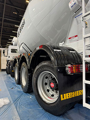 Mercedes-Benz Atego 3330 é o primeiro caminhão betoneira 10x4 do Brasil