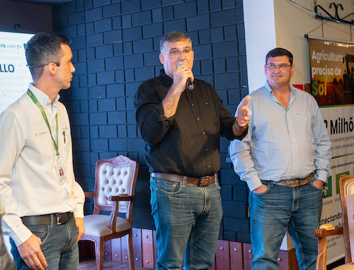 Na plateia, produtores como Djenane Comparin, num momento rico em trocas e insights. “Gostei muito dessa experiência compartilhada, de ver o quanto a tecnologia pode contribuir para a efetividade da produção dos grãos. Se torna algo mais palpável, ao vermos o que colegas produtores já estão adotando nas suas fazendas”. A iniciativa também promoverá encontros, numa segunda etapa, em Mato Grosso, outra área de forte abrangência da Áster.