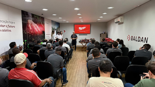 A Baldan, referência nacional em máquinas e implementos agrícolas, firmou uma parceria estratégica e inédita com a Milwaukee, empresa globalmente reconhecida no setor de ferramentas, para reforçar a eficiência e a qualidade do suporte oferecido a revendas e produtores rurais em todo o país. A partir deste acordo, a Milwaukee passa a ser a fornecedora oficial das ferramentas utilizadas pelo time de pós-vendas da Baldan e pelos Caminhões Oficina, que atuam diretamente no atendimento técnico em campo. O objetivo é elevar ainda mais o padrão de agilidade e precisão nos reparos e montagens de equipamentos agrícolas. “Essa parceria é um marco para a Baldan. Ao lado da Milwaukee, conseguimos agregar ainda mais valor ao nosso serviço de pós-venda, oferecendo soluções de ponta que realmente fazem diferença no dia a dia do produtor rural”, afirma Leandro Maria, gerente de pós-vendas da Baldan. “Nosso compromisso é estar ao lado do cliente com qualidade, inovação e suporte técnico de excelência, agora fortalecidos pelo know-how de uma marca de reconhecimento internacional”. Para a Milwaukee, a parceria representa também uma oportunidade de ampliar sua presença no agronegócio brasileiro, levando ao campo ferramentas de alto desempenho, desenvolvidas com foco em ergonomia, durabilidade e tecnologia de ponta. “Unir forças com uma empresa também centenária como a Baldan reforça o nosso propósito de entregar soluções que transformam a forma como o trabalho é realizado. Estamos entusiasmados em contribuir para que revendas e produtores tenham uma experiência ainda mais eficiente e produtiva em campo”, destaca Paula Cristina Dani, CEO da Milwaukee Brasil. O lançamento oficial da parceria aconteceu em 12 de setembro, na sede da Baldan, onde a Milwaukee promoveu um workshop exclusivo para os colaboradores. O treinamento apresentou na prática as funcionalidades das ferramentas e destacou como elas poderão tornar o suporte em campo ainda mais ágil e eficiente.