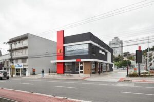 McDonald’s aposta em obra limpa com aço e finaliza restaurante de dois andares em 99 dias