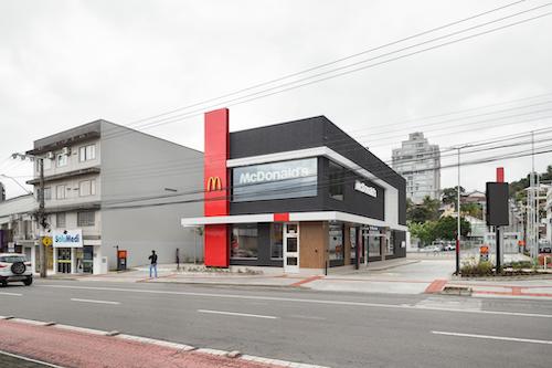 McDonald’s aposta em obra limpa com aço e finaliza restaurante de dois andares em 99 dias