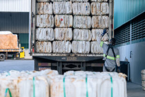 O Brasil tem mostrado ao mundo um exemplo concreto de como a economia circular pode ser aplicada em larga escala, com rastreabilidade, inovação tecnológica e impacto ambiental mensurável. À frente desse movimento está a Campo Limpo, empresa pioneira global na reciclagem de embalagens de defensivos agrícolas, que projeta superar R$ 450 milhões em receita em 2025, crescimento de 12% em relação ao ano anterior. Desde 2008, ano de sua criação, a Campo Limpo já reciclou e devolveu ao mercado mais de 125 milhões de embalagens, colocando o Brasil como líder mundial nesse processo e consolidando-se como a maior referência em economia circular no agronegócio. Em 2024, a empresa superou em 29% sua meta anual. Com uma cadeia 100% integrada e rastreabilidade total da matéria-prima, a Campo Limpo garante que as embalagens recebidas sejam transformadas e voltem para o ciclo produtivo do agronegócio. “O Brasil é um dos poucos países capazes de transformar resíduos perigosos do agronegócio em uma cadeia sustentável, gerando matéria-prima reciclada, empregos e inovação. Nosso modelo é referência internacional e mostra que a transição verde pode ser uma realidade para todos os setores da economia”, destaca Marcelo Okamura, presidente da Campo Limpo. Reconhecida pelas grandes fabricantes e entidades internacionais, a experiência brasileira liderada pela Campo Limpo tornou-se um benchmark global em economia circular, inspirando outros países a adotar soluções semelhantes. Nenhum outro país no mundo, seja com agricultura tropical ou temperada, possui uma estrutura comparável ao trabalho da Campo Limpo. Um dos grandes destaques das operações da Campo Limpo são os benefícios ambientais mensuráveis, que ajudam clientes do setor agroquímico, como Syngenta, UPL, Ourofino e Corteva a cumprirem metas ESG e compromissos de descarbonização. Cada embalagem de 20 litros produzida a partir de outra já utilizada evita a emissão de aproximadamente 1,49 kg de CO₂e na atmosfera. Outro impacto positivo está na redução da extração de petróleo virgem para produção de plásticos, preservando recursos naturais e fortalecendo a cadeia de economia circular. Com soluções inovadoras, compromisso ambiental e capacidade de escala, a Campo Limpo reforça sua posição como referência mundial em economia circular aplicada ao agronegócio. “Com muito trabalho e uma cadeia integrada, estamos provando que o Brasil pode liderar a transição para um modelo produtivo verdadeiramente sustentável”, afirma Okamura. Uma cadeia colaborativa que impressiona A Campo Limpo nasceu para reciclar as embalagens vazias devolvidas pelos agricultores ao Sistema Campo Limpo, que é o programa brasileiro de logística reversa de embalagens vazias e sobras pós-consumo de defensivos agrícolas. A infraestrutura que sustenta essa operação é resultado da gestão integrada que garante que um ciclo se encerre e outro se inicie dentro do próprio setor agrícola. Ao todo são 411 unidades fixas de recebimento, mais de 4 mil coletas itinerantes e uma frota de 18 mil caminhões que percorrem 7,6 milhões de quilômetros por ano, conectando produtores rurais, revendas e indústrias químicas em uma cadeia colaborativa e rastreável.