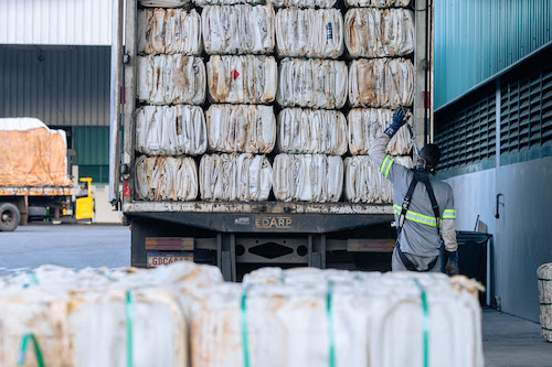 O Brasil tem mostrado ao mundo um exemplo concreto de como a economia circular pode ser aplicada em larga escala, com rastreabilidade, inovação tecnológica e impacto ambiental mensurável. À frente desse movimento está a Campo Limpo, empresa pioneira global na reciclagem de embalagens de defensivos agrícolas, que projeta superar R$ 450 milhões em receita em 2025, crescimento de 12% em relação ao ano anterior. Desde 2008, ano de sua criação, a Campo Limpo já reciclou e devolveu ao mercado mais de 125 milhões de embalagens, colocando o Brasil como líder mundial nesse processo e consolidando-se como a maior referência em economia circular no agronegócio. Em 2024, a empresa superou em 29% sua meta anual. Com uma cadeia 100% integrada e rastreabilidade total da matéria-prima, a Campo Limpo garante que as embalagens recebidas sejam transformadas e voltem para o ciclo produtivo do agronegócio. “O Brasil é um dos poucos países capazes de transformar resíduos perigosos do agronegócio em uma cadeia sustentável, gerando matéria-prima reciclada, empregos e inovação. Nosso modelo é referência internacional e mostra que a transição verde pode ser uma realidade para todos os setores da economia”, destaca Marcelo Okamura, presidente da Campo Limpo. Reconhecida pelas grandes fabricantes e entidades internacionais, a experiência brasileira liderada pela Campo Limpo tornou-se um benchmark global em economia circular, inspirando outros países a adotar soluções semelhantes. Nenhum outro país no mundo, seja com agricultura tropical ou temperada, possui uma estrutura comparável ao trabalho da Campo Limpo. Um dos grandes destaques das operações da Campo Limpo são os benefícios ambientais mensuráveis, que ajudam clientes do setor agroquímico, como Syngenta, UPL, Ourofino e Corteva a cumprirem metas ESG e compromissos de descarbonização. Cada embalagem de 20 litros produzida a partir de outra já utilizada evita a emissão de aproximadamente 1,49 kg de CO₂e na atmosfera. Outro impacto positivo está na redução da extração de petróleo virgem para produção de plásticos, preservando recursos naturais e fortalecendo a cadeia de economia circular. Com soluções inovadoras, compromisso ambiental e capacidade de escala, a Campo Limpo reforça sua posição como referência mundial em economia circular aplicada ao agronegócio. “Com muito trabalho e uma cadeia integrada, estamos provando que o Brasil pode liderar a transição para um modelo produtivo verdadeiramente sustentável”, afirma Okamura. Uma cadeia colaborativa que impressiona A Campo Limpo nasceu para reciclar as embalagens vazias devolvidas pelos agricultores ao Sistema Campo Limpo, que é o programa brasileiro de logística reversa de embalagens vazias e sobras pós-consumo de defensivos agrícolas. A infraestrutura que sustenta essa operação é resultado da gestão integrada que garante que um ciclo se encerre e outro se inicie dentro do próprio setor agrícola. Ao todo são 411 unidades fixas de recebimento, mais de 4 mil coletas itinerantes e uma frota de 18 mil caminhões que percorrem 7,6 milhões de quilômetros por ano, conectando produtores rurais, revendas e indústrias químicas em uma cadeia colaborativa e rastreável.