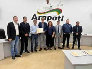 Cooperativas recebem homenagem na Câmara Municipal de Arapoti (PR) Nesta segunda-feira (22), as cooperativas de Arapoti (PR) foram reconhecidas em sessão solene realizada pela Câmara Municipal, em alusão ao Ano Internacional das Cooperativas, proclamado pela Organização das Nações Unidas (ONU). Com o tema “Cooperativas Constroem um Mundo Melhor”, o evento destacou a relevância do movimento cooperativista para o desenvolvimento sustentável. Para a homenagem, estiveram presentes representantes das quatro cooperativas com sede na cidade: Capal Cooperativa Agroindustrial, Ceral – Cooperativa de Infraestrutura de Arapoti, além das cooperativas de crédito Sicredi e Sicoob. A vereadora Maria Olívia Depizzoli Zacharias, uma das propositoras da moção de aplauso, destacou a relevância das cooperativas para o município: “Vocês são a força que move a nossa cidade. Grande parte do nosso município, de nossas famílias, vivem de alguma forma pelas cooperativas, traz delas o seu sustento, o seu rendimento”. A parlamentar ressaltou ainda a força da cooperação. “Se pensarmos no próprio termo cooperar, que palavra belíssima: cooperação, ajuda. Juntos, com certeza, somos mais fortes, e vocês têm demonstrado isso todos os dias”, afirmou. Capal celebra 65 anos e reforça impacto do cooperativismo Para a Capal, a moção de aplauso coincidiu com um marco histórico: a comemoração dos 65 anos de fundação da cooperativa, completados em 19 de setembro. “É um momento muito importante para a vida do município de Arapoti. A história da Capal e a do município se confundem uma com a outra. Passamos por muitos desafios ao longo desses 65 anos, mas todos foram vividos com intensidade e enfrentados de forma firme. Em nenhum momento a Capal deixou de investir em Arapoti. Hoje, estamos aplicando mais de R$45 milhões no município”, ressalta o presidente executivo da Capal, Adilson Roberto Fuga. O presidente do Conselho de Administração da Capal, Erik Bosch, destacou que o impacto do cooperativismo ultrapassa os limites da cidade, promovendo o desenvolvimento social e econômico das regiões em que as cooperativas estão presentes. “Onde tem cooperativa, tem inclusão social. Tem paz no campo. Tem crescimento econômico das comunidades onde elas atuam. Não são só palavras ou frases bonitas. É algo dito pela ONU, e é algo verdadeiro. Não é algo só aqui no Paraná, é no mundo. Quanto valem as nossas cooperativas? Elas valem o futuro. Nós temos que manter a união e trabalhar sempre em conjunto”, observa. Poder executivo destaca papel das cooperativas A moção de aplauso foi proposta pela Câmara Municipal, mas o poder executivo também marcou presença na solenidade, representado pelo vice-prefeito de Arapoti, Jan Roelof Pot. Em seu discurso, ele destacou a importância das cooperativas para o desenvolvimento econômico e social do município: “Não restam dúvidas de que, sem o suporte das cooperativas, seja na área econômica, mercantil, financeira ou na distribuição de energia, não teríamos alcançado o mesmo êxito. É de grande destaque a governança e os valores que vocês preservam desde o início. A Capal completou 65 anos recentemente, e, no fim do ano, nosso município comemora 70 anos. Então, são instituições que caminham lado a lado e permitiram que Arapoti ocupasse hoje uma posição de grande destaque na produção agrícola e agropecuária”, enfatiza. Segundo o Sistema Ocepar, entidade que representa e fomenta o cooperativismo no Paraná, o estado tem hoje 227 cooperativas, com mais de 4 milhões de cooperados. Além disso, as cooperativas do estado geram 146 mil empregos, e geraram faturamento de mais de R$205 bilhões em 2024.