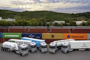 Caminhões movidos a célula de combustível da Daimler Truck completam o equivalente a cinco voltas e meia ao redor da terra