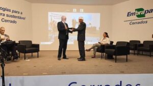 Chefe-geral da Embrapa Cerrados é homenageado em evento do Instituto Fórum do Futuro