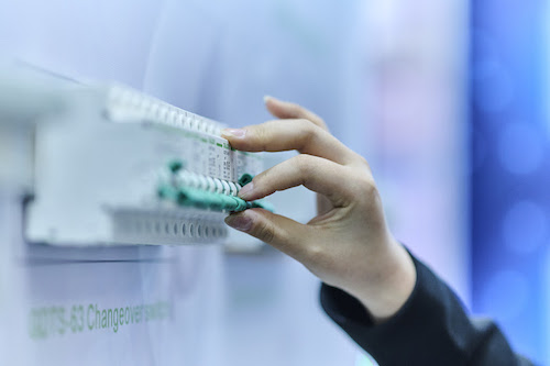 Eletricity promove apresentações práticas sobre proteção elétrica na FIEE 2025