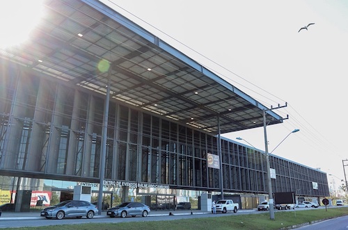 Max Mohr faz aplicação de concreto ao vivo em feira da construção civil