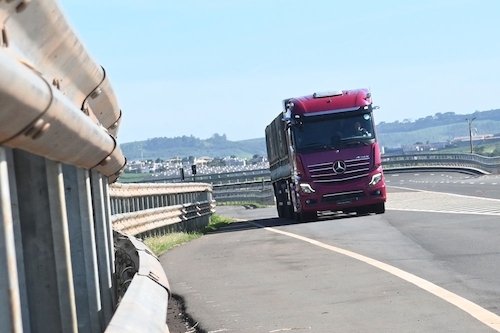 Mercedes-Benz e Minasmáquinas oferecem experiência exclusiva para motoristas e clientes com caminhões Actros Evolution